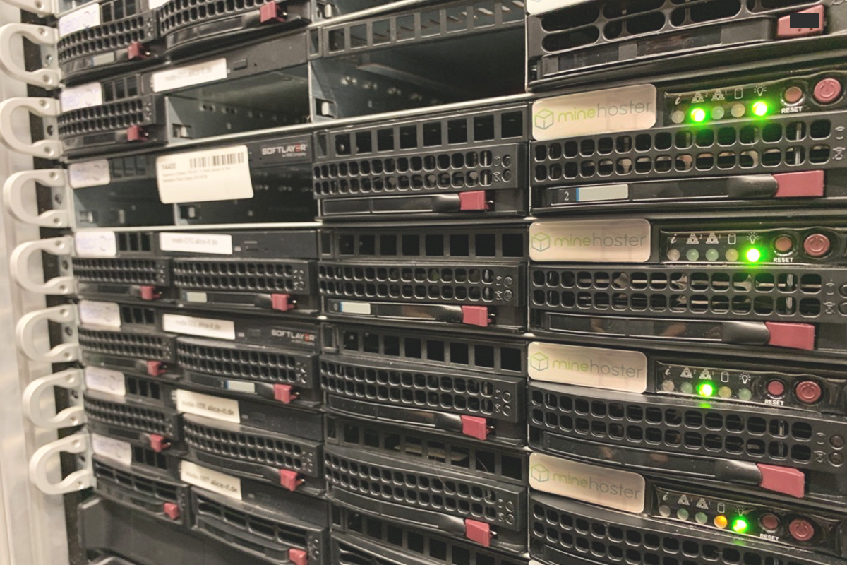 Supermicro Server-Hardware im Rack mit Status-LEDs